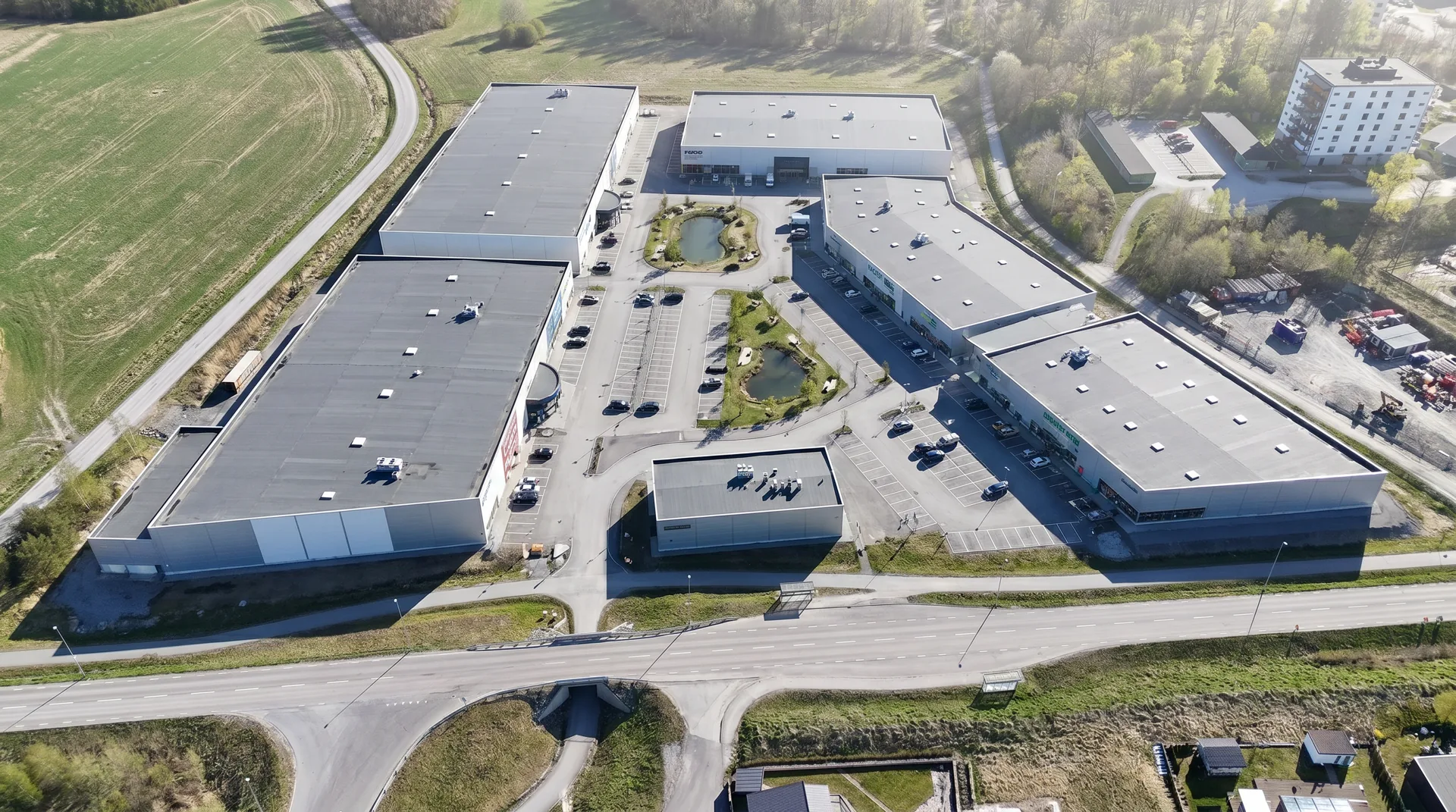 Vätövägen i förgrunden. De föreslagna handelsvolymerna reser sig direkt söder om vägen.